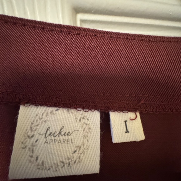 Elegant Burgundy Button-Down Dress - Picture 4 of 11